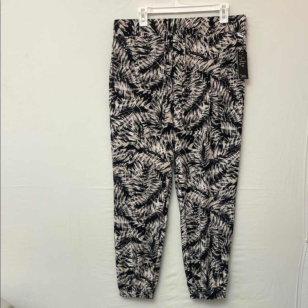 Robert Louis Jogger Pants – Black/White Palm Print – women’s Size XL.    (F3)✨